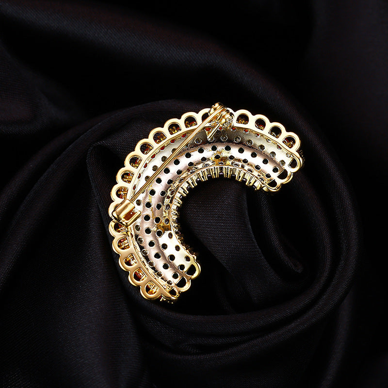 Side view of the rainbow brooch showing the gold setting